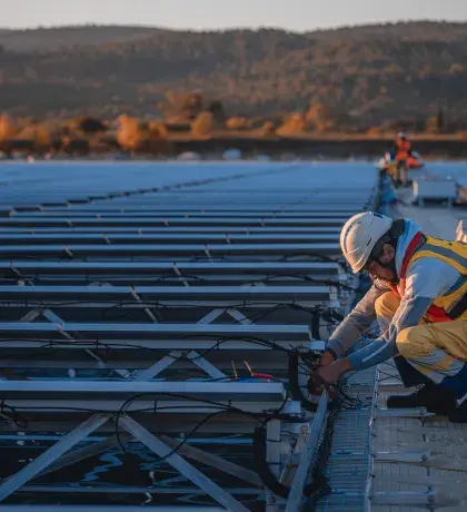Technicien travaillant sur un parc solaire flottant