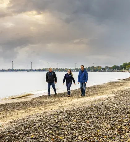 Collaborateurs boralex et personne des Six Nations marchant sur la plage