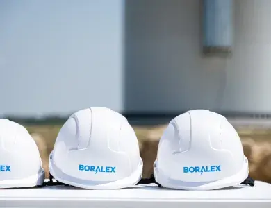 Casques de chantier sur site