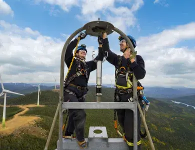 Technicien éolien au travail