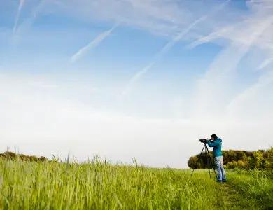Personne observant la nature