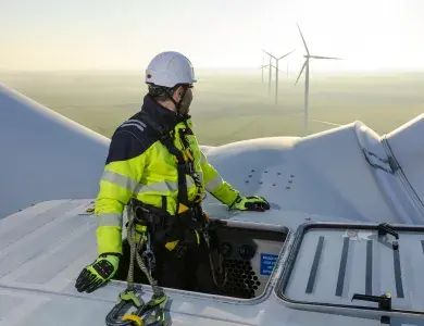 Technicien sur toit d'éolienne