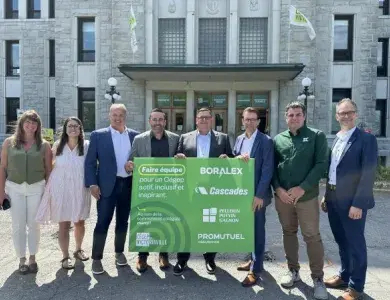 8 personnes devant le cégep de victoriaville