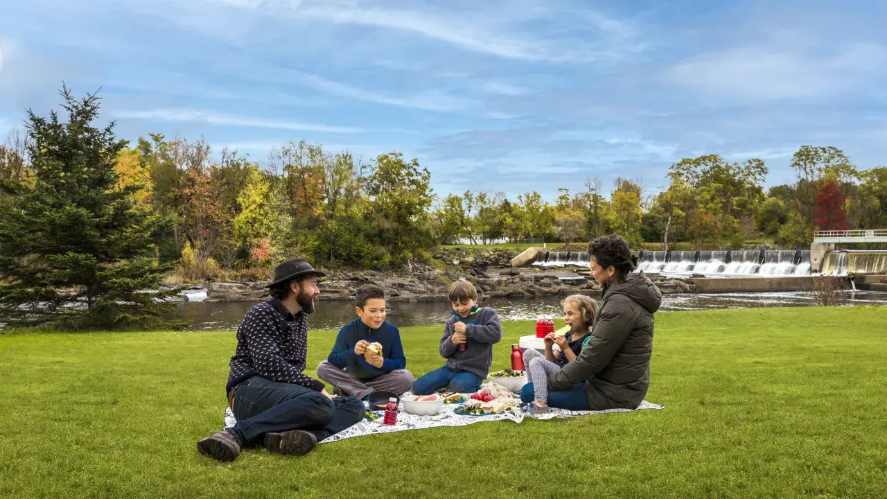 Famille face à une centrale hydro