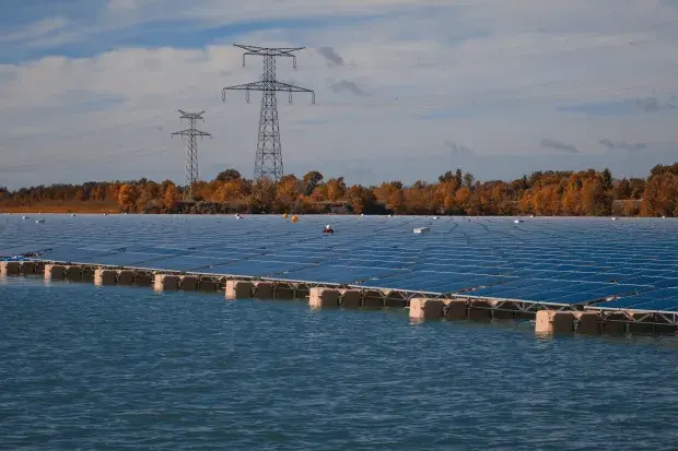 Parc solaire flottant de Peyrolles-en-Provence exploité par Boralex