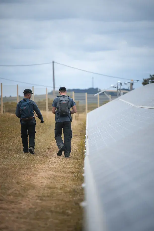 Parc solaire d'Avignonet-Lauragais et techniciens