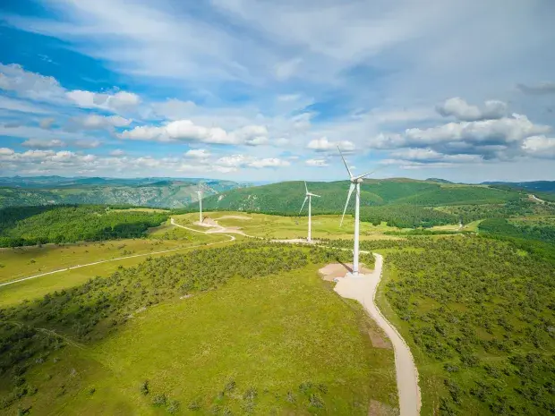 Parc éolien de Cham Longe en France vue du ciel en été