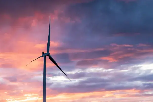 Eolienne du parc éolien de Coteaux de Blaiseron au couché de soleil