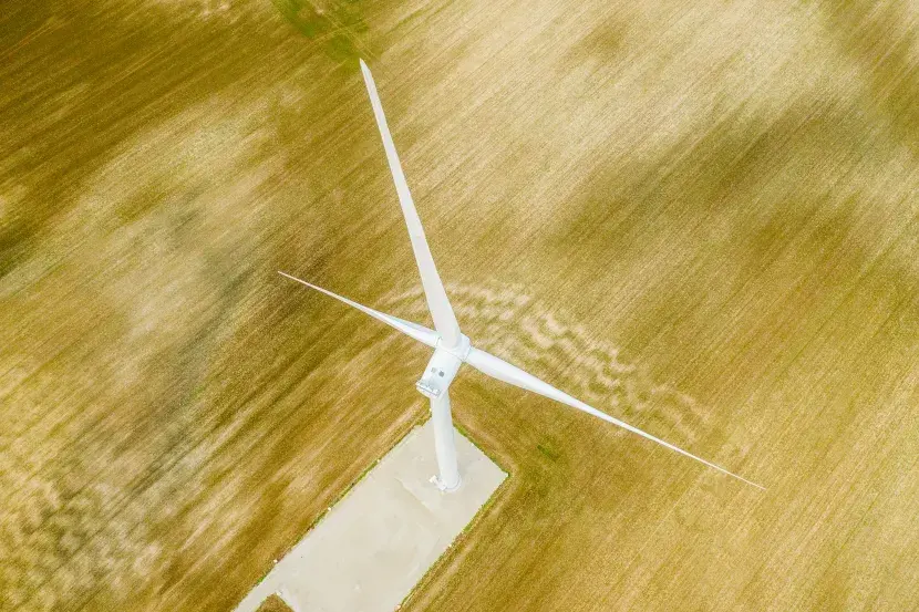 Vue aérienne d'une éolienne installée sur le territoire d'une commune adapté à produire de l'énergie renouvelable