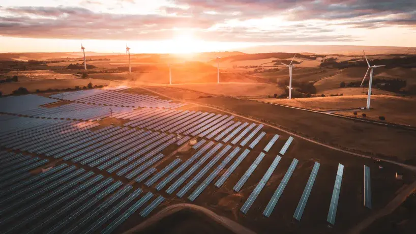 Parc éolien et solaire d'Avignonet-Lauragais vu du ciel en Haute-Garonne