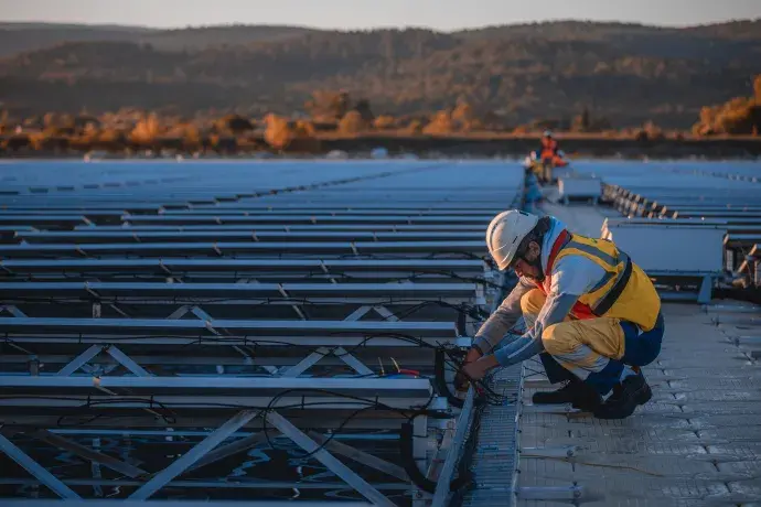 Technicien travaillant sur un parc solaire flottant