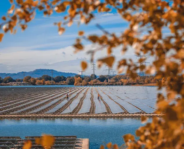 Parc solaire flottant de Peyrolles-en-Provence exploité par Boralex