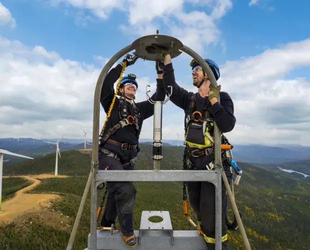Technicien éolien au travail