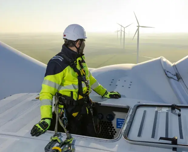 Technicien sur toit d'éolienne