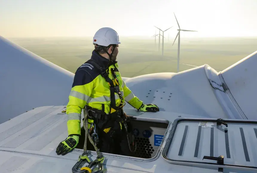 Technicien sur toit d'éolienne