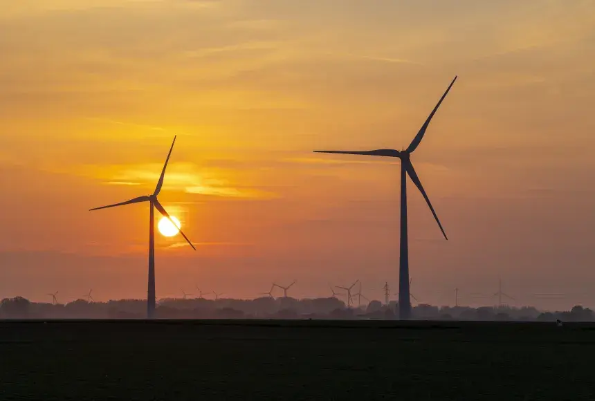 Parc éolien de Chasse Marée dans le nord de la France au couché de soleil